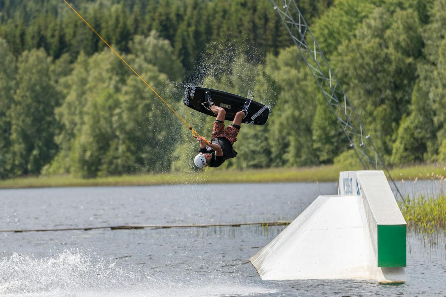 shutterstock 1654733803 GxibiDFo Mies wakeboard ilmalento vesi.
